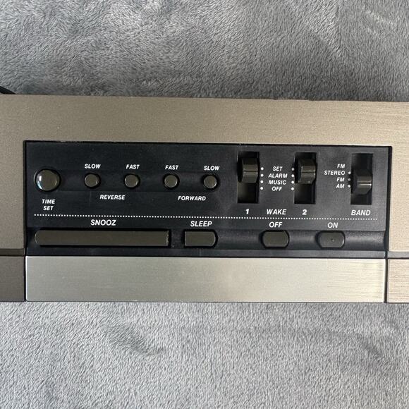 VINTAGE RCA Dual Alarm AM/FM Radio RP-3822 tested and works- Blue Display Light - Picture 4 of 13